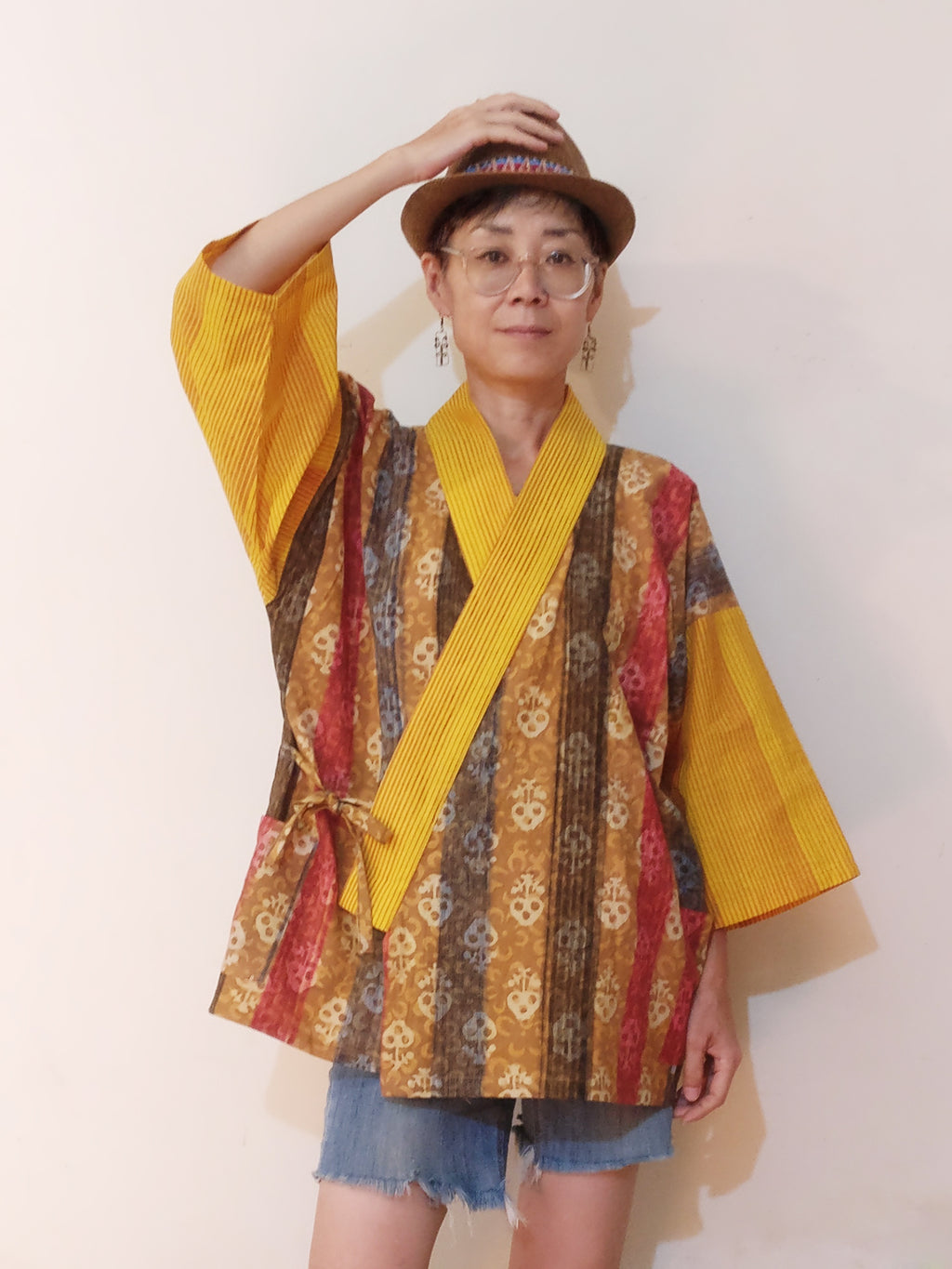 Kimono (Jinbei) short jacket from Japan with Indian cotton! Very comfy, very cool, chic and unique. Brush stripe (beige) cute print plus handloom cotton for the collar and the sleeves. Shop online!