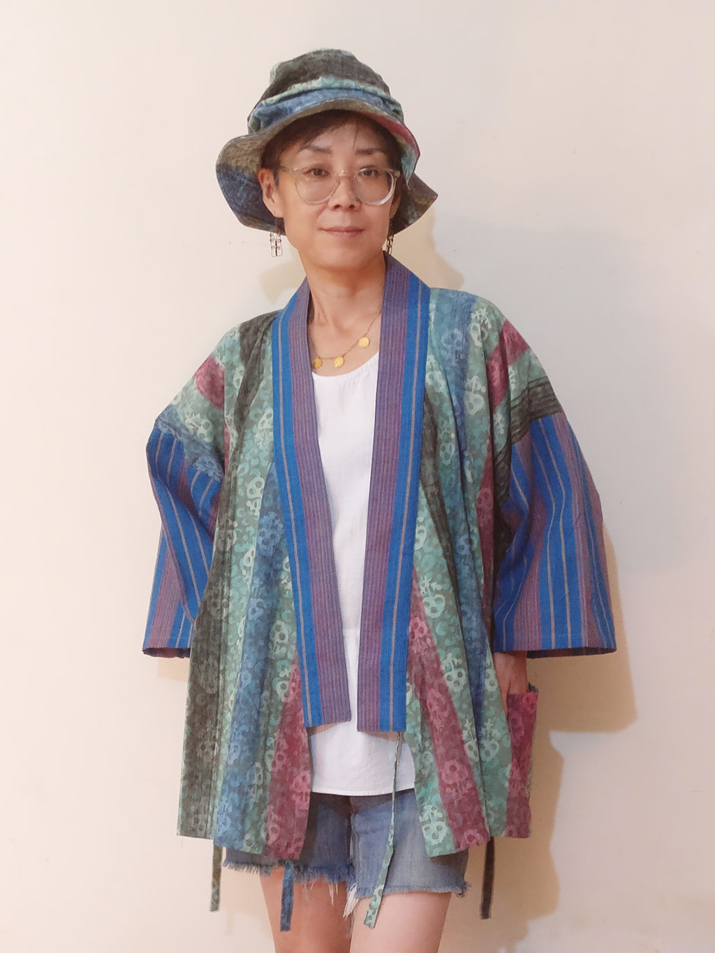 Kimono (Jinbei) short jacket from Japan with Indian cotton! Very comfy, very cool, chic and unique. Brush stripe (green) cute print plus handloom cotton for the collar and the sleeves. Shop online!