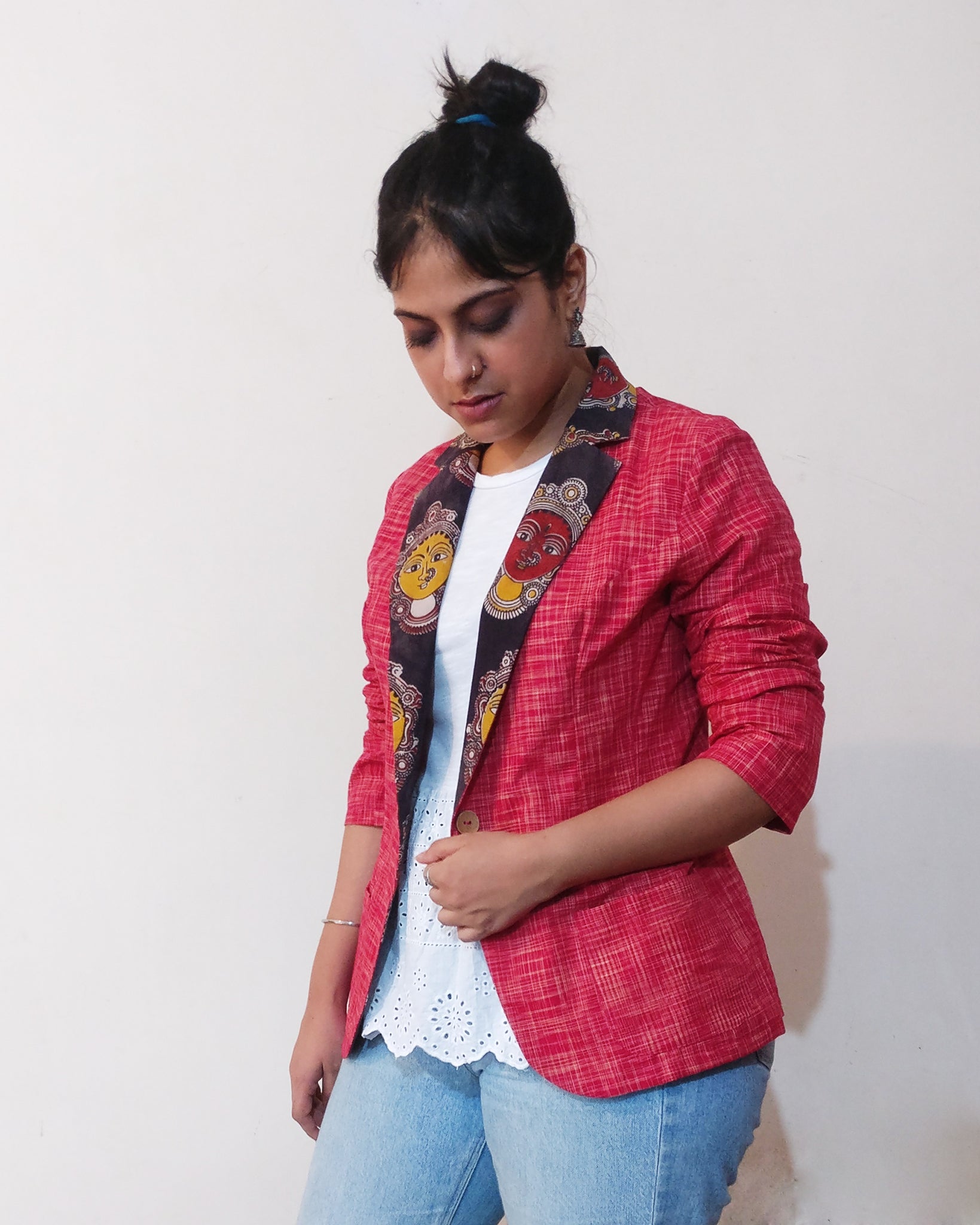 The red in this red Khadi is not so vivid, you feel power without being overwhelmed. With cute black Kalamkari print on the collar. Super cute power suit from women's body base pattern. Buy online! (profile photo)