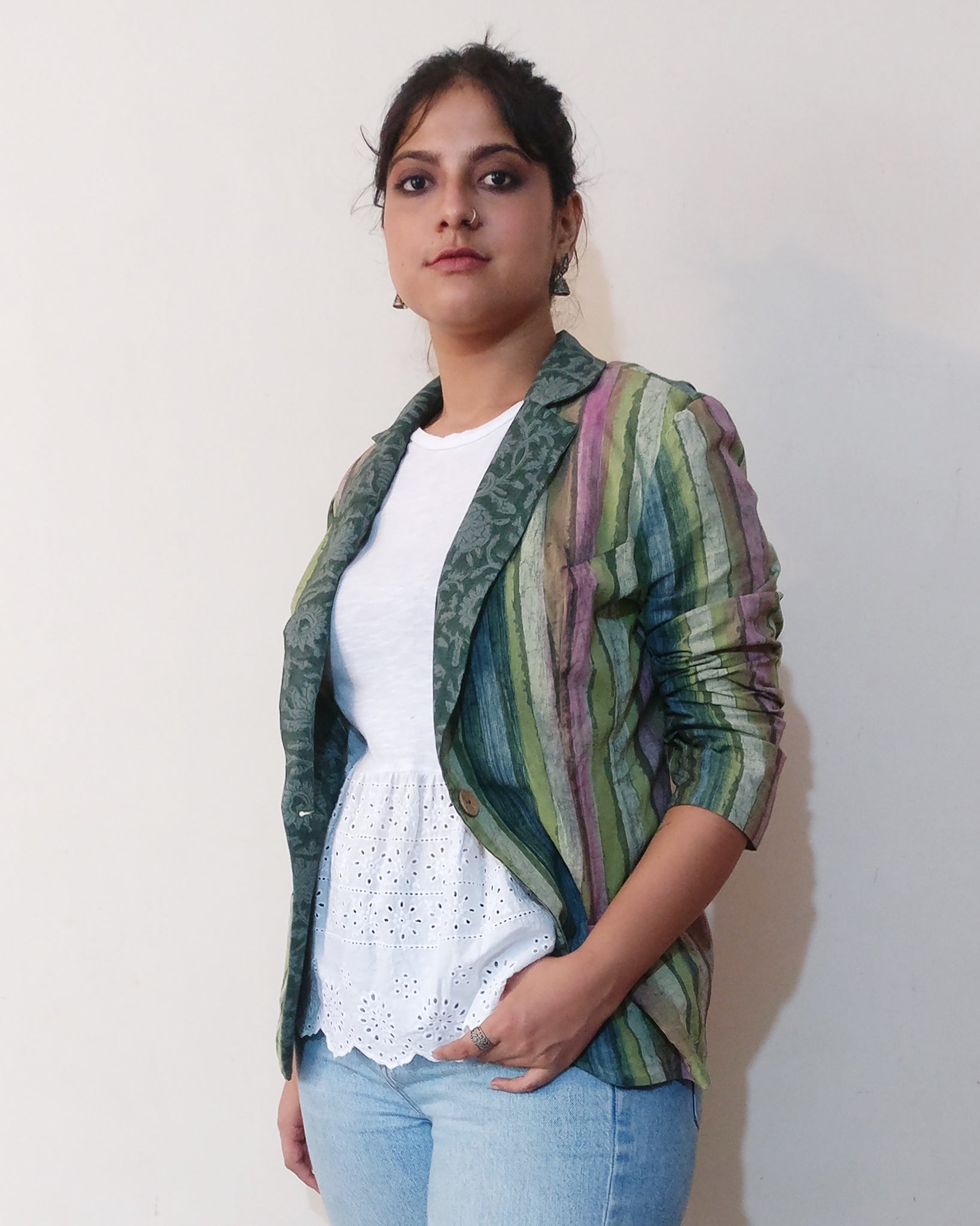 Very quiet colour palette for a MIRCHI KOMACHI item. But we fell in love with the combination of these fabrics and a blazer with them. Thin light blazer with cotton Ajrakh print collar from the women's base patterns. Buy online! Profile photo