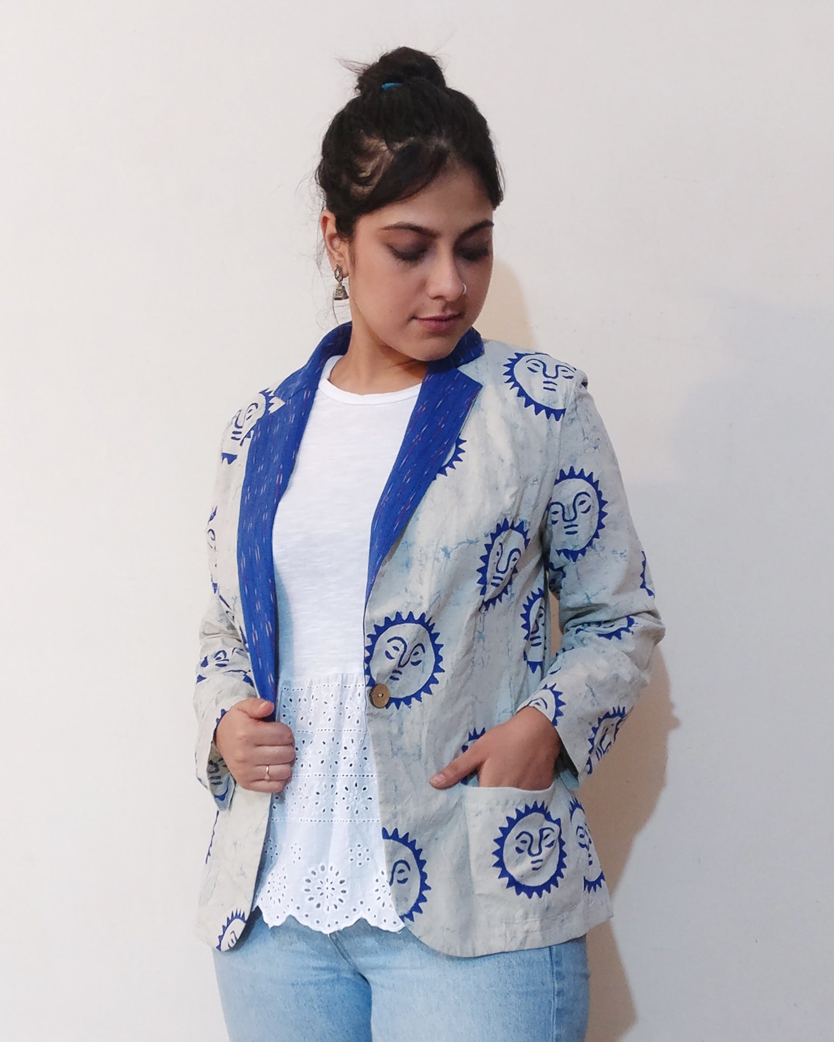 This sun print and the blue Ikat collar (lapel) is a cutest combination, no? Very light casual cotton blazer from women's base body pattern. Buy online!  (profile image)