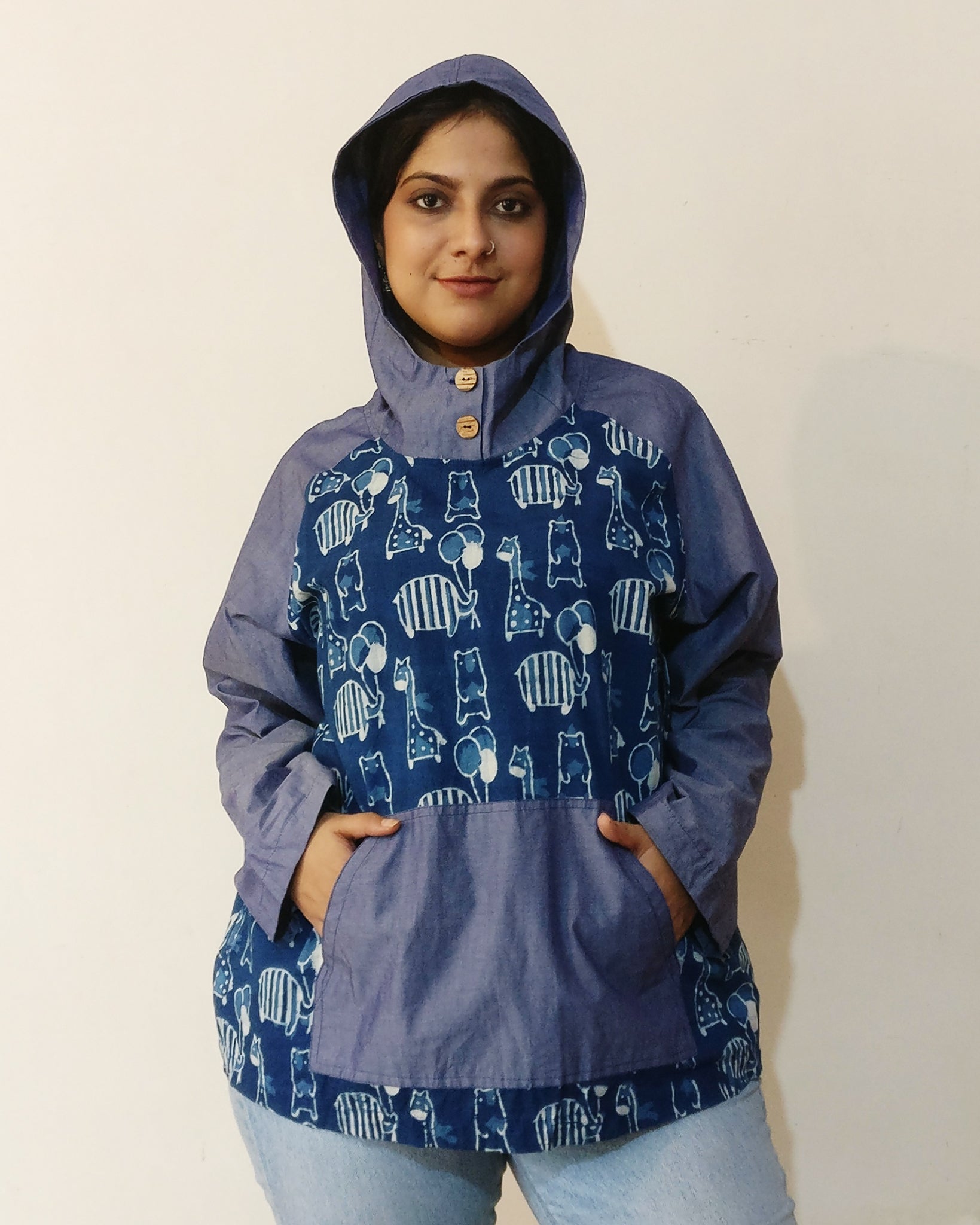 Come, animal lovers! This cute Indigo animal print hoodie would make you feel happy whole day. Shop online! (with hood on)