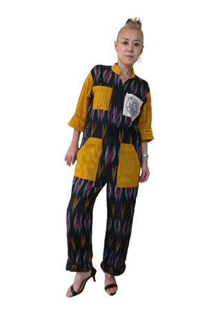 Classic boiler suit (coverall) for daily wear with an Indian traditional fabric, black handloom cotton Ikat and yellow cotton, for all the bodies (unisex) and body types! The oversized silhouette gives cool vibes. If you love jumpsuits, definitely try this! Shop online. - Woman model